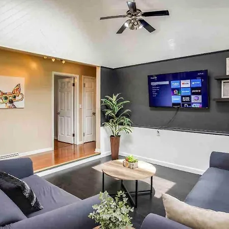 Enjoyable Home By Airport And Downtown